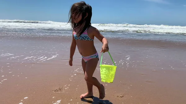 Dziecko Dziewczyna Niesie Wodę Wiadrem Plaży — Zdjęcie stockowe