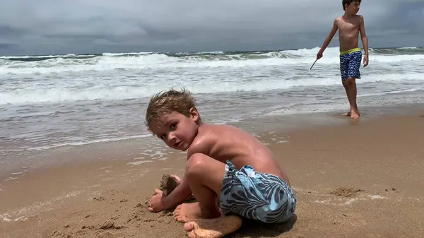 Criança Ativa Praia Criança Levantando Correndo Direção Água Praia — Fotografia de Stock