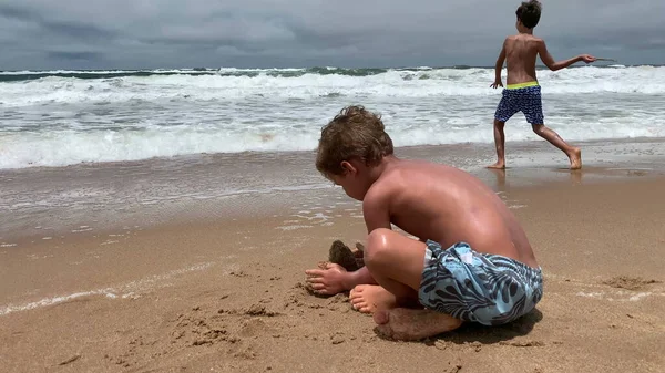 Aktywne Dziecko Plaży Maluch Wstaje Biegnie Kierunku Wody Plaży — Zdjęcie stockowe