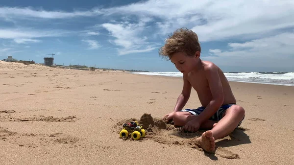 Chłopiec Bawiący Się Piaskiem Plaży Letni Dzień — Zdjęcie stockowe