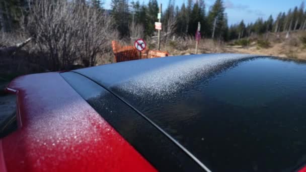 Πρωί Παγωμένο Χιόνι Στην Κορυφή Της Επιφάνειας Του Αυτοκινήτου Κατά — Αρχείο Βίντεο