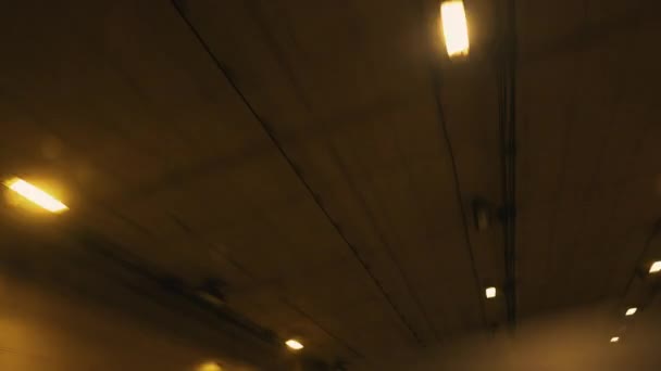 Tünel Görüş Işıkları Geçiyor Yeraltı Ulaşımından Çıkıyorlar — Stok video