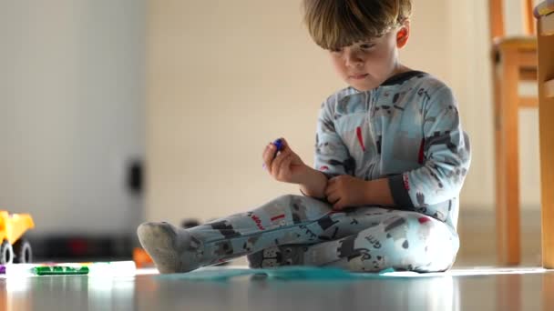 Barn Bär Pyjamas Tidigt Morgonen Sitter Golvet Ritning Papper Med — Stockvideo