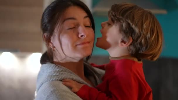 Szczera Matka Dziecko Przytulają Się Podczas Tańca Czuły Moment Opiekuńczy — Wideo stockowe