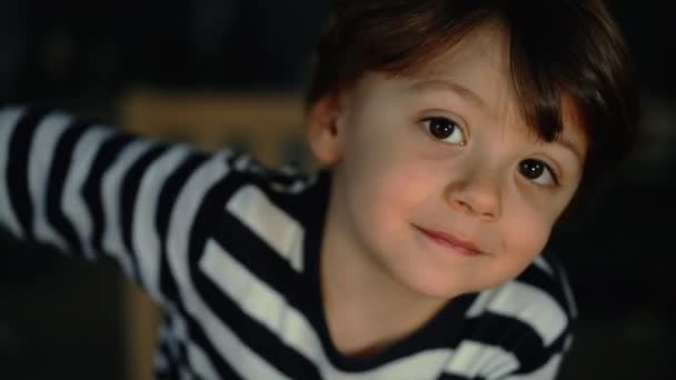 Beaming Caucasian Boy Sorriso Radiante Capturado Perto Criança Bonita Olhando — Vídeo de Stock