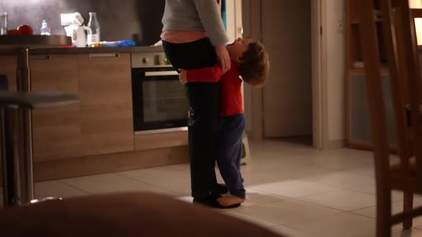 キッチンリビングルームでママのつま先と足の上の子供と遊ぶ候補母 — ストック動画