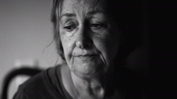 Senior Kvinna Kämpar Med Depression Närbild Dramatiska Äldre Dam Tyst — Stockvideo