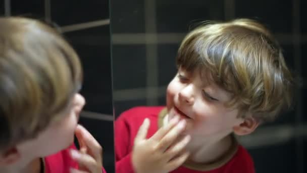 Χαρούμενο Παιχνιδιάρικο Παιδί Που Κοιτάζει Τον Εαυτό Του Στον Καθρέφτη — Αρχείο Βίντεο