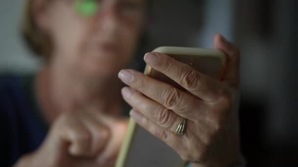 Крупный План Пожилая Женщина Держит Телефонные Сообщения Современными Технологиями Старушка — стоковое видео