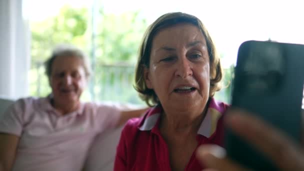 Mujer Mayor Participa Videollamada Conectándose Con Familia Distante Abuela Puentando — Vídeo de stock
