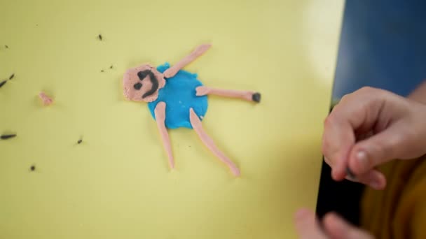 用儿童模塑粘土制成的创意棒形象 小孩用想像力用手玩 — 图库视频影像