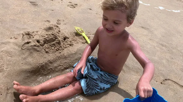 Счастливый Ребенок Бегущий Ведром Наполненным Водой Пляже Младенец Играет Пляже — стоковое фото