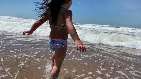 在海滩上奔跑的女童 — 图库照片