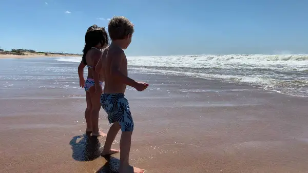 Szczęśliwe Dzieci Plaży Skaczące Górę Dół Uczucie Ekstazy Mały Chłopiec — Zdjęcie stockowe