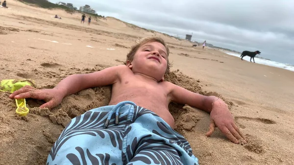 Szczęśliwe Dziecko Plaży Wewnątrz Dziury Radosny Maluch Bawiący Się Brzegu — Zdjęcie stockowe