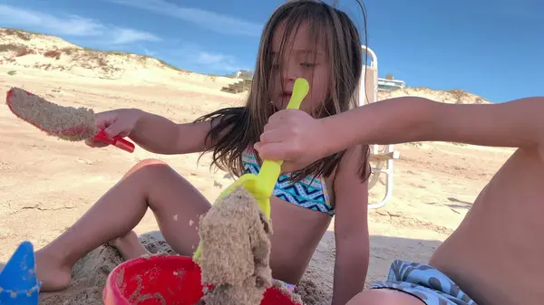 Barn Stranden Leker Leksakspojken Skottar Sand Inuti Hinken — Stockfoto