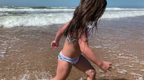 Щаслива Екстатична Дівчинка Біжить Пляжі Радісна Дитина Біжить Морському Березі — стокове фото