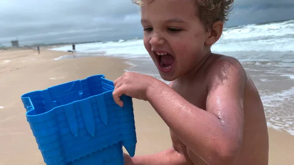 Ευτυχισμένο Μικρό Παιδί Τρέχει Κουβά Γεμάτο Νερό Στην Παραλία Βρέφος — Φωτογραφία Αρχείου
