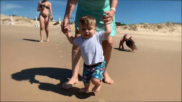 おばあちゃんは赤ちゃんの孫とビーチで歩く — ストック写真