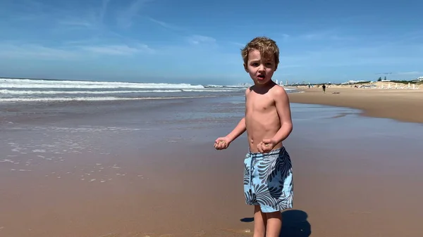 Ευτυχισμένο Μικρό Παιδί Στην Παραλία Πηδάει Πάνω Κάτω Εκστατικό — Φωτογραφία Αρχείου
