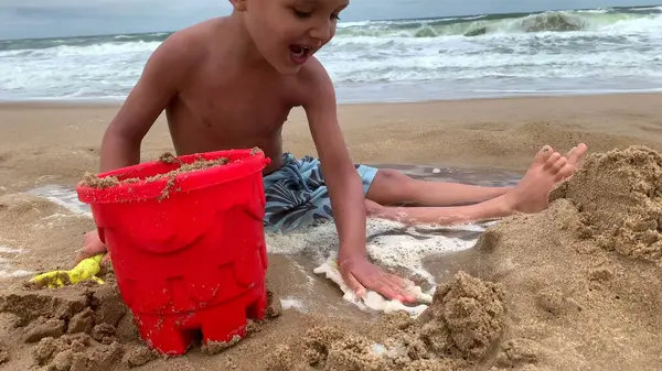 Cute Maluch Chłopiec Gra Plaży Wiadra Łopaty — Zdjęcie stockowe