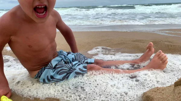Criança Brincando Praia Espera Onda Para Cobrir Buraco — Fotografia de Stock