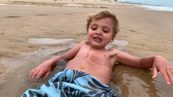 Menino Infantil Praia Relaxante Brincando Desfrutando Férias Verão Costa Mar — Fotografia de Stock