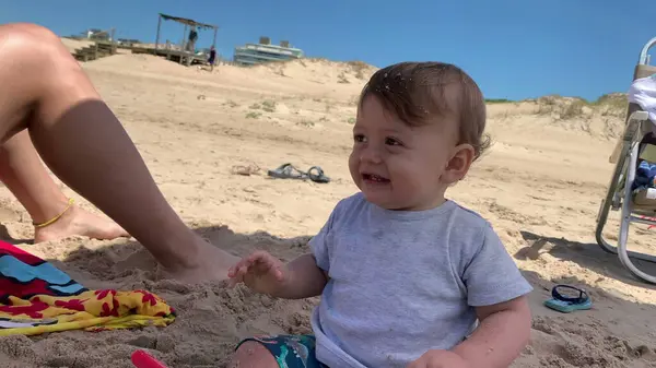 Szczęśliwy Ekstatyczny Chłopiec Niemowlę Plaży Bawiąc Się Piaskiem — Zdjęcie stockowe