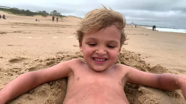 Szczęśliwe Dziecko Plaży Wewnątrz Dziury Radosny Maluch Bawiący Się Brzegu — Zdjęcie stockowe