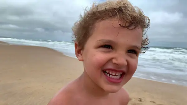 Χαρούμενο Παιδί Που Χαμογελάει Και Γελάει Στην Παραλία Πορτρέτο Της — Φωτογραφία Αρχείου