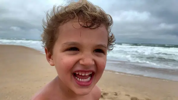 Menino Feliz Sorrindo Rindo Praia Retrato Criança Sentindo Alegria — Fotografia de Stock