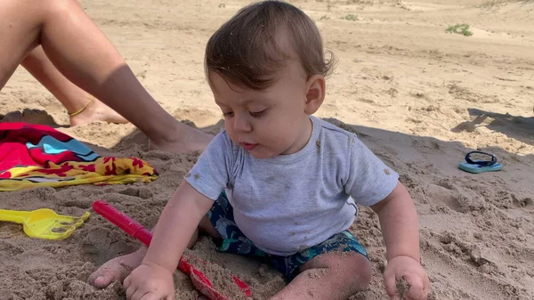Šťastný Extatický Chlapeček Dítě Pláži Hrát Pískem — Stock fotografie