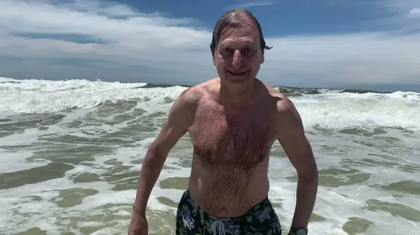 Homem Velho Ativo Feliz Que Toma Banho Praia Pessoa Sênior — Fotografia de Stock
