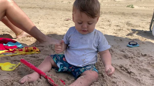 Szczęśliwy Ekstatyczny Chłopiec Niemowlę Plaży Bawiąc Się Piaskiem — Zdjęcie stockowe