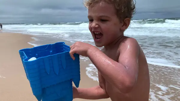 Criança Feliz Correndo Com Balde Cheio Água Praia Infante Brincando — Fotografia de Stock