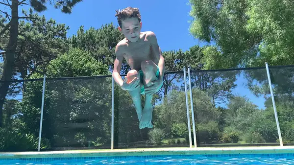 Kind Springt Den Sommerferien Freien Ins Schwimmbadwasser — Stockfoto
