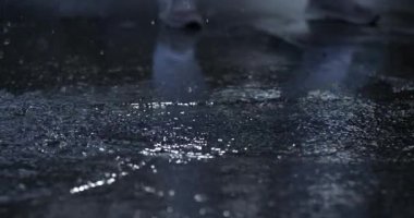 Gece Damlacıkları Akşam Yağmuru Damlaları Büyüleyici Dalgalar, 800 Fps Yüksek Hızda Hassas Kaydedildi