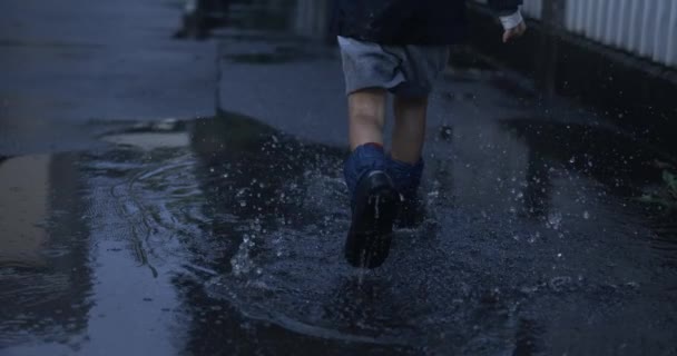 Παιδί Χαρούμενα Τρέχει Μπότες Βροχής Λακκούβα Σούπερ Αργή Κίνηση Βουτιά — Αρχείο Βίντεο