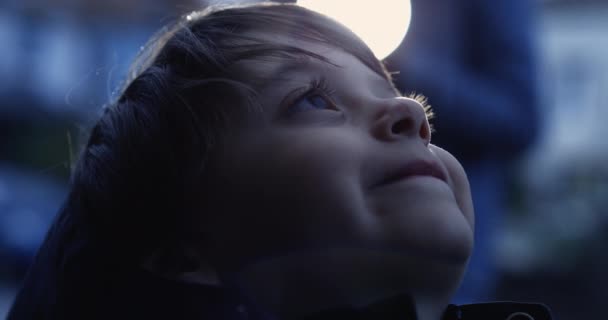 スピリチュアルな少年がホープとFaithで空に向かって上を見上げました 思考の中で上を見上げている幸せな子供のクローズアップ — ストック動画