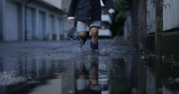 Criança Despreocupada Correndo Com Botas Chuva Poças Água Rua Durante — Vídeo de Stock