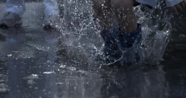 Birikintisi Oyun Zamanı Enerjik Çocuğun Yağmurlu Çizmeleri Sıçradı Suyun Sıçrayışına — Stok video