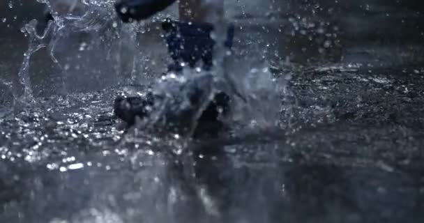 Spaßiges Kind Das Wasserpfützen Läuft Spritzt Wassertröpfchen Zeitlupe Überall High — Stockvideo