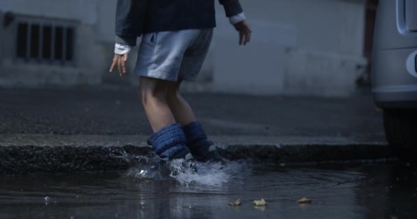 Çocuğun Her Yere Sıçratması Caddede Birikintisine Düşmesi Yüksek Hızlı Kamerayla — Stok video