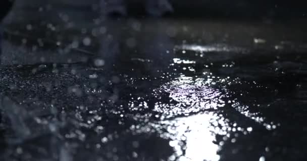 液态水水坑 用高排量800 Fps慢动作 飞溅的水滴捕捉光线 — 图库视频影像