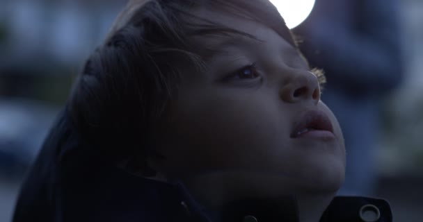 Крупный План Задумчивого Задумчивого Ребенка Смотрящего Вверх Пустым Выражением Вечернее — стоковое видео