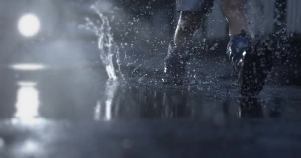 子供は雨季に雨のブーツで水プドルで走り 空中で飛ぶドロップレット 懐かしい子供の頃のコンセプト — ストック動画
