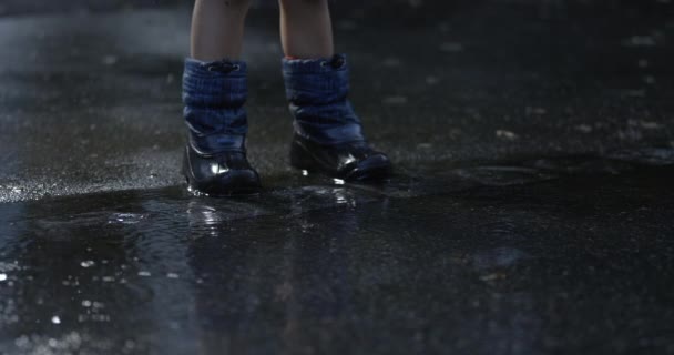Närbild Barnets Rainboot Klädda Fötter Mitt Fallande Droppar 800 Bps — Stockvideo