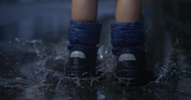 Κοντινό Πλάνο Παιδί Φορώντας Μπότες Της Βροχής Άλμα Λίμνη Νερού — Αρχείο Βίντεο