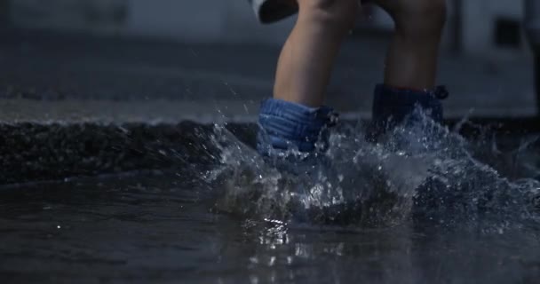 Joyful Child Splashing Sidewalk Puddle 800 Fps Waterdruppels Zweven Overal — Stockvideo
