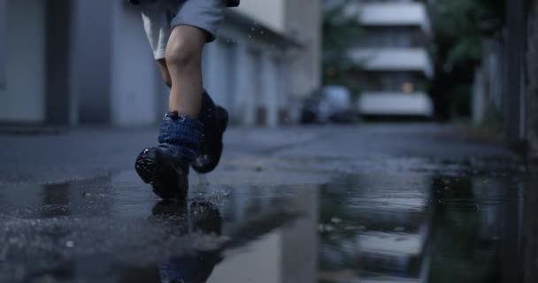 Barn Som Springer Vattenpöl Superslow Motion Närbild Unge Bär Regnstövlar — Stockvideo